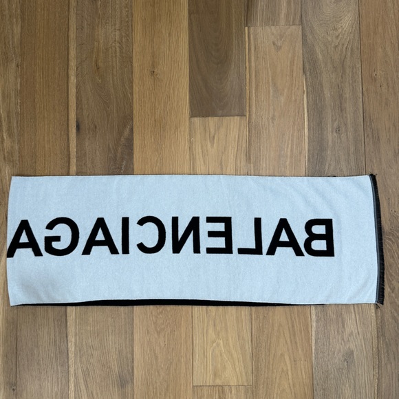 BALENCIAGA MACRO SCARF IN BLACK - Picture 8 of 8